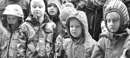 Діти дивляться як білують молодого непотрібного жирафа. Копенгаген 2014 рік